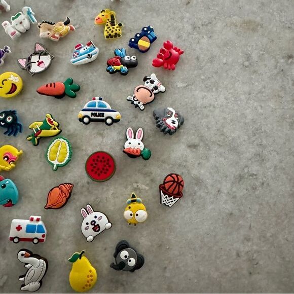 Bundle of 33 Assorted Shoe Charms NWOT - Picture 4 of 4